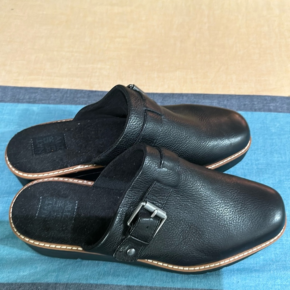 Neutralizer black leather clogs